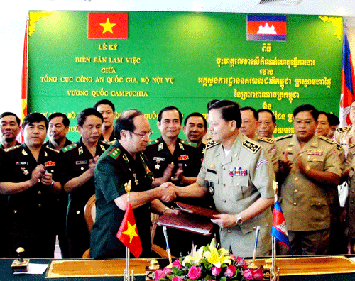 Trung tướng Trần Hoa, Tư lệnh BĐBP và Tống tướng Nethi Savoeun, Tổng cục trưởng Tổng cục Công an quốc gia CPC ký biên bản hội đàm.